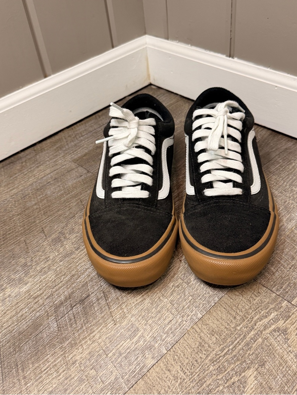 Vans Women’s 9.5 Black and White Low-Top Skate Sneakers with Gum Sole